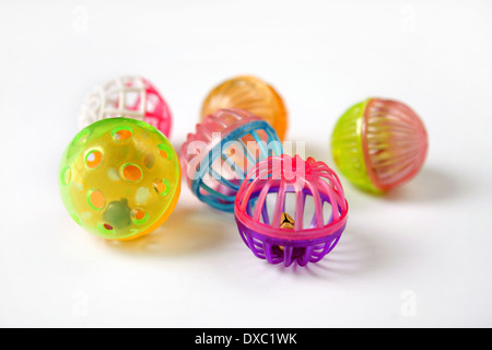 Sechs helle, bunte, Kunststoff Katze Spielzeug Kugeln mit Glöckchen im Inneren. Stockfoto