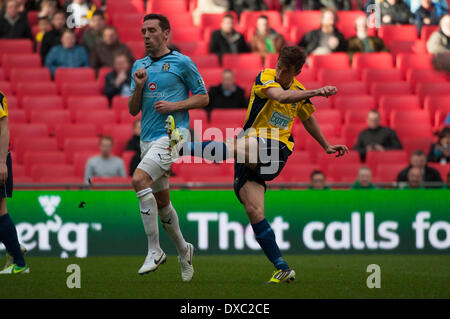Wembley, London, UK. 23. März 2014. Gosport Feuer einen Schuss auf das Tor, während ihre Niederlage gegen Cambridge United in der FA Trophy im Wembley-Stadion am 23. März 2014. Bildnachweis: Flashspix/Alamy Live-Nachrichten Stockfoto