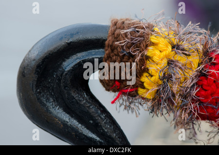 Garn, Bombardierung, gestrickte Ärmel um eine öffentliche Bank in Fuengirola, Spanien Stockfoto