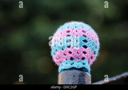 Garn, Bombardierung, gestrickte Ärmel um einen Posten in Fuengirola, Spanien Stockfoto