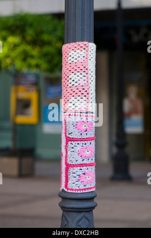 Garn, Bombardierung, gestrickte Ärmel um einen Laternenpfahl in Fuengirola, Spanien Stockfoto