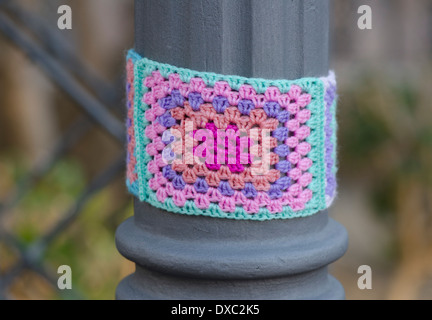 Garn, Bombardierung, gestrickte Ärmel um einen Laternenpfahl in Fuengirola, Spanien Stockfoto