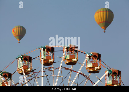 Heißluftballon in den Himmel während der 'Pushkar Camel Fair". Rajasthan, Indien. Stockfoto