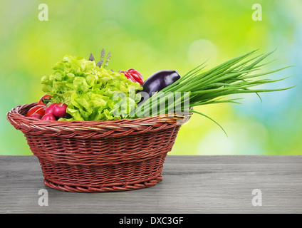 Frisches Bio-Gemüse in einem Korb auf Vintage Holztisch Stockfoto