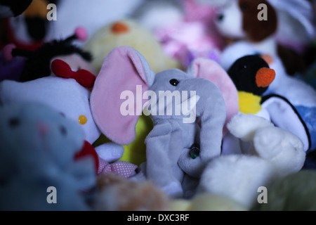 Ein Stofftier Elefant in einem Haufen von anderen ausgestopfte Tiere. Stockfoto