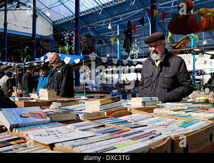 Mann sucht zweiter hand Taschenbücher am Marktstand, Abergavenny, Wales, UK Stockfoto