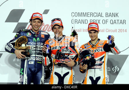 Doha, Katar. 23. März 2014. Sieger Honda MotoGP Spanier Marc Marquez (C), Sieger Yamaha MotoGP Italiener Valentino Rossi (L) den zweiten Platz und den dritten Platz Gewinner Honda MotoGP spanische Fahrer Dani Pedrosa feiern auf dem Podium bei der Preisverleihung für den Grand Prix von Katar MotoGP auf dem Losail International Circuit in Doha, der Hauptstadt von Katar, 23. März 2014. Bildnachweis: Chen Shaojin/Xinhua/Alamy Live-Nachrichten Stockfoto