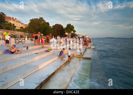 Menschen Sie entspannen und hören Musik des Meeres auf Meeresorgel in Zadar, Dalmatien, Kroatien Stockfoto