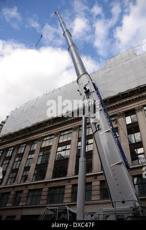 London, UK. 23. März 2014. Abriss beginnt am The Communications Building Bestandteil der umstrittene Entwicklung von Leicester Square, darunter der Abriss des Art-deco-Odeon-Kino und Nebengebäuden, einem Luxus-Hotel, Restaurants, Luxus-Appartements und Kino-Komplex zu bauen. Bildnachweis: JOHNNY ARMSTEAD/Alamy Live-Nachrichten Stockfoto