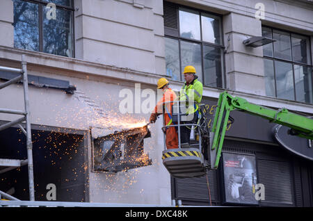 London, UK. 23. März 2014. Abriss beginnt am The Communications Building Bestandteil der umstrittene Entwicklung von Leicester Square, darunter der Abriss des Art-deco-Odeon-Kino und Nebengebäuden, einem Luxus-Hotel, Restaurants, Luxus-Appartements und Kino-Komplex zu bauen. Bildnachweis: JOHNNY ARMSTEAD/Alamy Live-Nachrichten Stockfoto