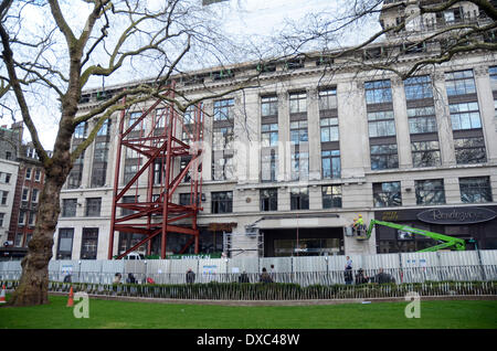 London, UK. 23. März 2014. Abriss beginnt am The Communications Building Bestandteil der umstrittene Entwicklung von Leicester Square, darunter der Abriss des Art-deco-Odeon-Kino und Nebengebäuden, einem Luxus-Hotel, Restaurants, Luxus-Appartements und Kino-Komplex zu bauen. Bildnachweis: JOHNNY ARMSTEAD/Alamy Live-Nachrichten Stockfoto