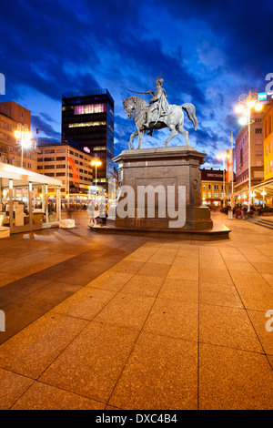 Ban Jelacic Denkmal und Platz in der blauen Stunde, Zagreb, Kroatien Stockfoto