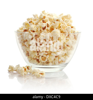 Popcorn in Glasschale isoliert auf weißem Hintergrund Stockfoto