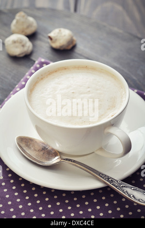 Cappuccino mit Biscotti auf hölzernen Hintergrund Stockfoto