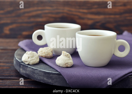 Tasse Kaffee mit frischen Biscotti auf hölzernen Hintergrund Stockfoto