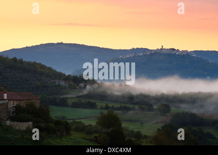 Ein Blick auf die Stadt Motovun/Montona aus Kostanjica/Castagna Dorf, Istrien, Kroatien Stockfoto