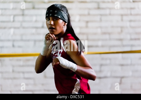 Geraldin Hamann, ein junger kolumbianischer Boxer Praktiken Schattenboxen während des Trainings in der Box-Gym in Cali, Kolumbien. Stockfoto