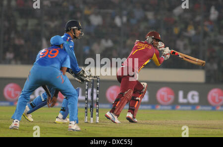 Dhaka, Bangladesch. 23. März 2014. West Indies Schlagmann spielt Samuel Badree (R) eine Aufnahme während des ICC Twenty20 Cricket World Cup-match gegen Indien Sher-e-Bangla Stadium in Dhaka, Bangladesch, 23. März 2014. © Shariful Islam/Xinhua/Alamy Live-Nachrichten Stockfoto