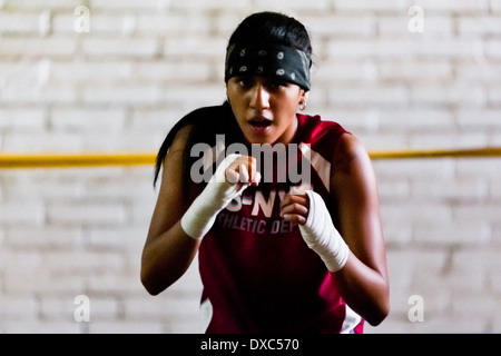 Geraldin Hamann, ein junger kolumbianischer Boxer Praktiken Schattenboxen während des Trainings in der Box-Gym in Cali, Kolumbien. Stockfoto