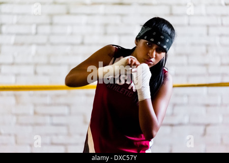 Geraldin Hamann, ein junger kolumbianischer Boxer Praktiken Schattenboxen während des Trainings in der Box-Gym in Cali, Kolumbien. Stockfoto