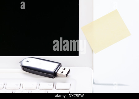 Notebook Laptop mit post-it Memo und USB-Stick Nahaufnahme Makro Objekte Büro Stockfoto