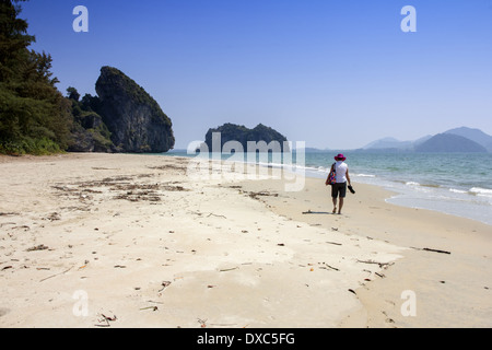 Frau allein zu Fuß entlang Yao Strand in Provinz Trang, Thailand Stockfoto