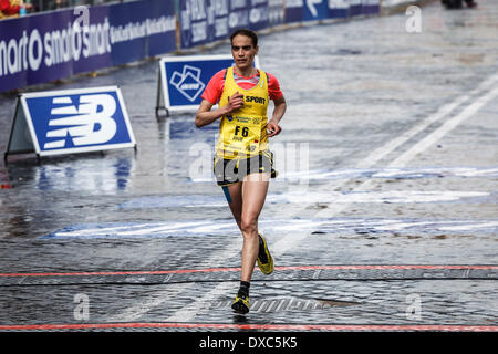 Rom, Italien – 23. März 2014: Marokkanische Läufer Janat Hanane, 2., überquert die Ziellinie der 20. Ausgabe des Rom-Marathon in 3 Stunden, 38 Minuten und 08 Sekunden. Der Rom-Marathon (42,195 km), ein Ereignis IAAF Gold Label Road Race ist eine jährliche Marathon, die durch die schönsten Straßen und der bedeutendsten Sehenswürdigkeiten der ewigen Stadt-Kurse. 19,061 Athleten aus 122 Ländern nahmen an der 20. Auflage. (Foto von Giuseppe Ciccia / Pacific Press) Bildnachweis: Pazifische Presse/Alamy Live-Nachrichten Stockfoto