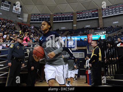 Storrs, CT, USA. 23. März 2014. Sonntag, 23. März 2014: UConn Huskies Wache Moriah Jefferson (4) führt die UConn Frauen auf den Boden vor Beginn der 1. Runde Games von der NCAA Womens Basketball-Meisterschaft zwischen Prairie View und UConn an Gampel Pavilion in Storrs, CT. Bill Shettle/Cal Sport Media. © Csm/Alamy Live-Nachrichten Stockfoto