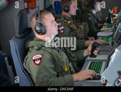 Washington, Patrol Squadron (VP) 16. 23. März 2014. Foto von US Navy veröffentlicht zeigt Marine Aircrewmen Operator 2. Klasse Mike Burnett, elektronische Kriegsführung der Luftfahrtunternehmer befestigt, Patrol Squadron (VP) 16, Überwachung von seinem Arbeitsplatz auf einem P-8A Poseidon während einer Mission, Suche und Rettung Bemühungen für Malaysia Airlines Flug MH370 über den südlichen Indischen Ozean auf 23. März 2014 zu unterstützen. © US Navy/Eric A. Pastor/Xinhua/Alamy Live-Nachrichten Stockfoto