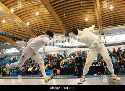 Vancouver, Kanada. 23. März 2014. Fabian Kauter (R) der Schweiz konkurriert mit Weltmeister Nikolai Novosjelov von Estland während des Finales der 2014 Vancouver Herren Degen Grand Prix Fechten Meisterschaft in Richmond, Kanada, 23. März 2014. Fabian Kauter gewann das Finale. © Sergei Bachlakov/Xinhua/Alamy Live-Nachrichten Stockfoto