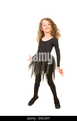 Glückliches Mädchen tanzen und trug schwarzes Kleid isoliert auf weißem Hintergrund Stockfoto