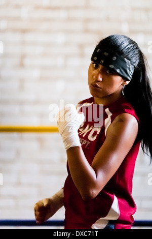 Geraldin Hamann, ein junger kolumbianischer Boxer Praktiken Schattenboxen während des Trainings in der Box-Gym in Cali, Kolumbien. Stockfoto