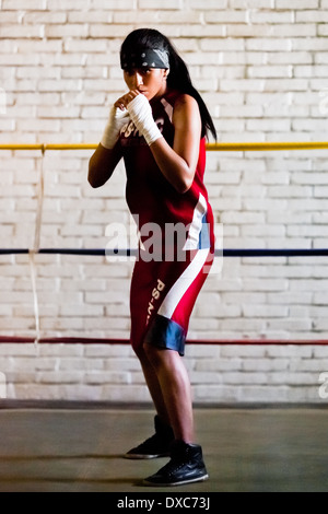 Geraldin Hamann, ein junger kolumbianischer Boxer Praktiken Schattenboxen während des Trainings in der Box-Gym in Cali, Kolumbien. Stockfoto