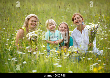 Familie Sommer Blumenpflücken auf Wiese Stockfoto