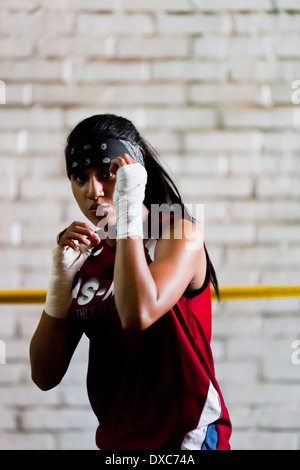 Geraldin Hamann, ein junger kolumbianischer Boxer Praktiken Schattenboxen während des Trainings in der Box-Gym in Cali, Kolumbien. Stockfoto