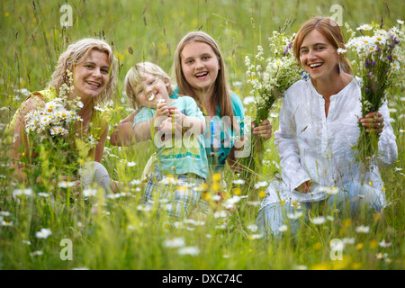 Familie Sommer Blumenpflücken auf Wiese Stockfoto