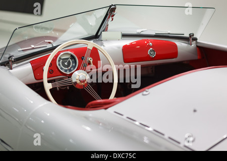 Stuttgart - März 8: Alte Porsche im Porsche-Museum auf der 8. März 2014 in Stuttgart, Deutschland Stockfoto