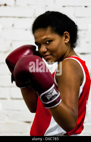 Laura Astudillo, ein junger kolumbianischer Boxer, posiert für ein Foto vor einem sparring Session in der Box-Gym in Cali, Kolumbien. Stockfoto