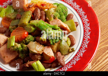 Cassoulet mit Wurst aus Schweinefleisch und Bohnen in den Topf Stockfoto