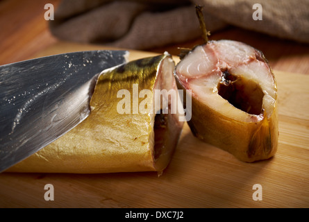 Geräucherte Makrele mit Scheiben geschnitten auf einem Holzbrett Stockfoto