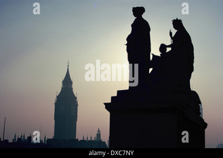 Statue der Königin Victoria auf dem Dach des Auswärtigen Amtes mit Big Ben und die Houses of Parliament in Ferne, 1970 Stockfoto