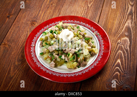 Russische traditionelle Salat Olivier mit Erbsen Stockfoto