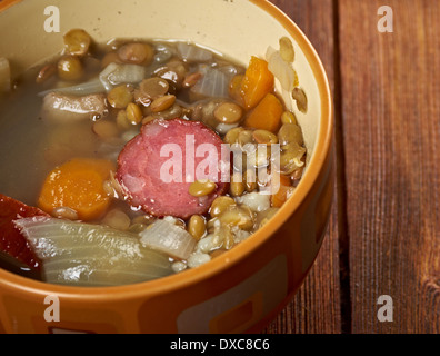 Lentejas con Chorizo. Die spanische Küche. Geschmorte Linsen mit roten Wurst. Stockfoto