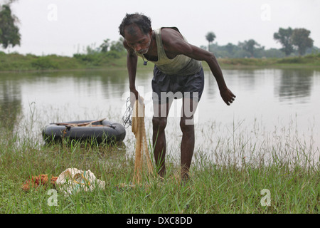 Fischer mit Netz in See, Ganju Tribal, Budhisaria Dorf, Tenughat, Bokaro Bezirk Jharkhand, Indien Stockfoto