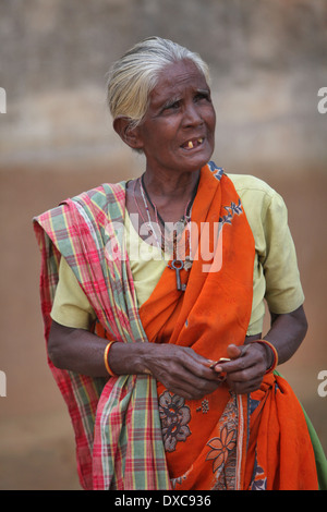 Porträt einer alten Stammesfrau. Santhal-Stamm. Hardhekitand Village, Dist Bokaro, Jharkhand, Indien. Ländliche Gesichter Indiens Stockfoto