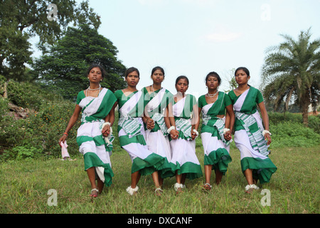 Tribal Mädchen Durchführung einer typischen Stammes-Tanz in traditionellen Outfits. Oraon Stamm.  Bezirk Hazaribaug, Jharkha Stockfoto