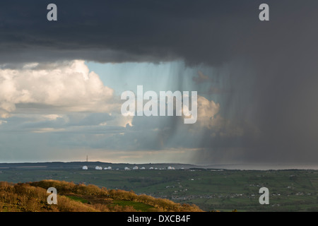 Menwith Hill unter kräftige Schauer aus Brimham Rocks in Nidderdale North Yorkshire. Stockfoto