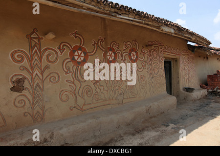 Sohrai Malerei auf Lehmwänden von Lodha Kaste Künstlern gemalt. Bhilwara Dorf, Bezirk Hazaribaug, Jharkhand, Indien Stockfoto