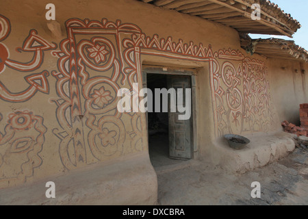 Sohrai Malerei auf Lehmwänden von Lodha Kaste Künstlern gemalt. Bhilwara Dorf, Bezirk Hazaribaug, Jharkhand, Indien Stockfoto