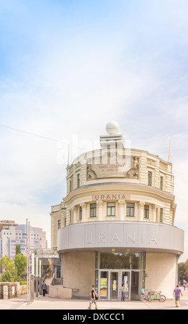Urania-Gebäude, eine öffentliche Bildungseinrichtung und Sternwarte Gehäuse auch ein Kino, ein Puppentheater und ein restaurant Stockfoto
